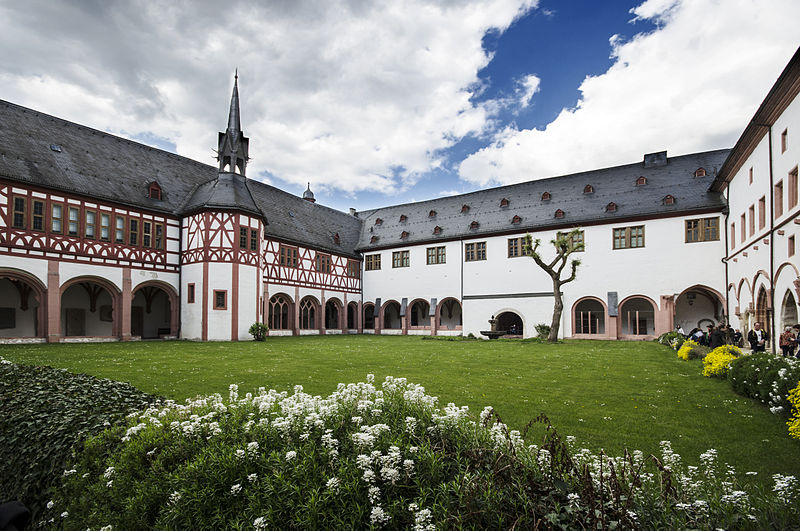 File:Kloster Eberbach Innenhof Natamartchouk.jpg